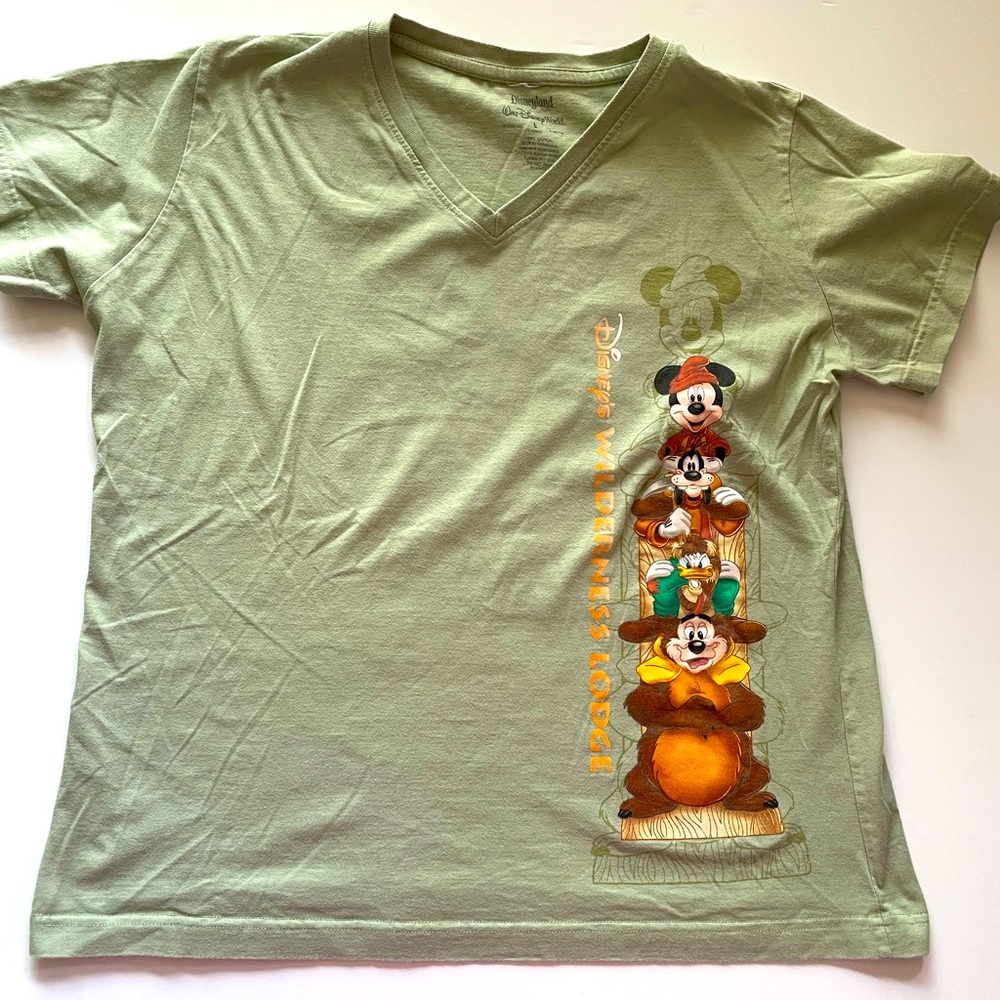 Disneyland  t shirt size LG